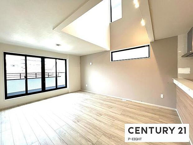 吹き抜けが解放感を演出してくれています!