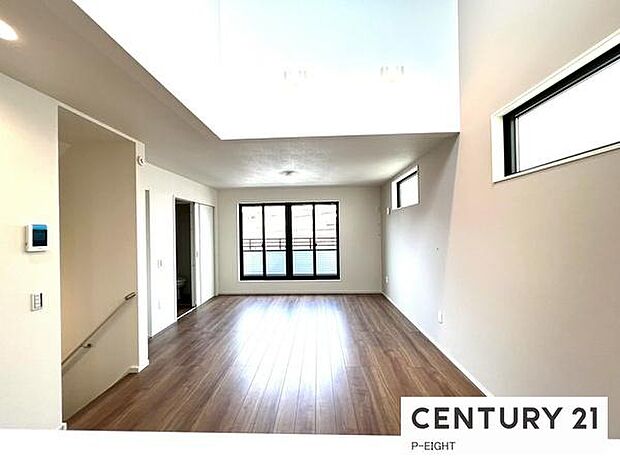 大きな窓のある明るいリビングです!