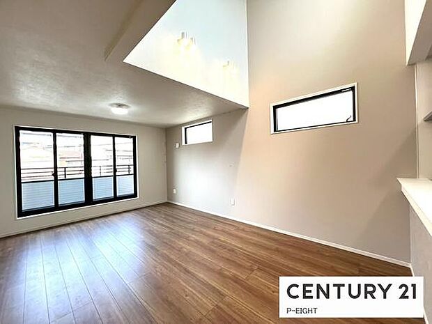 吹き抜けが解放感を演出してくれています!