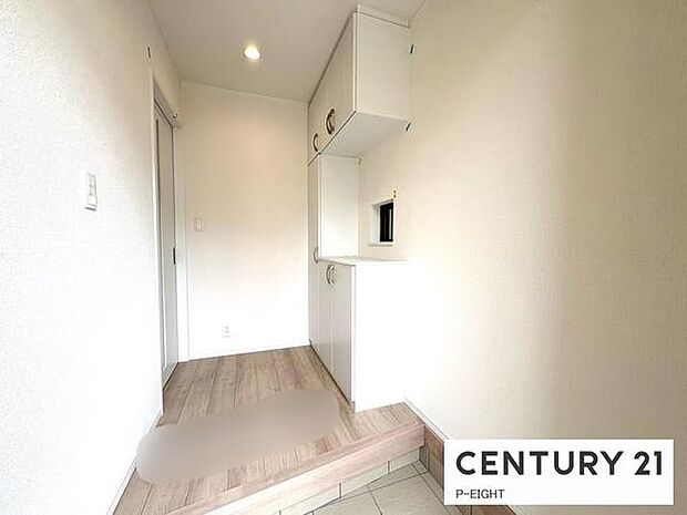 白を基調とした明るい玄関です！