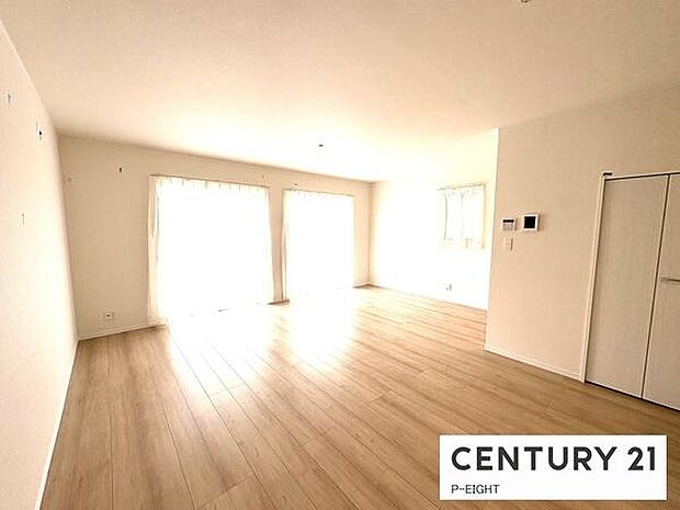 大きな窓のある広々とした明るいリビングです！