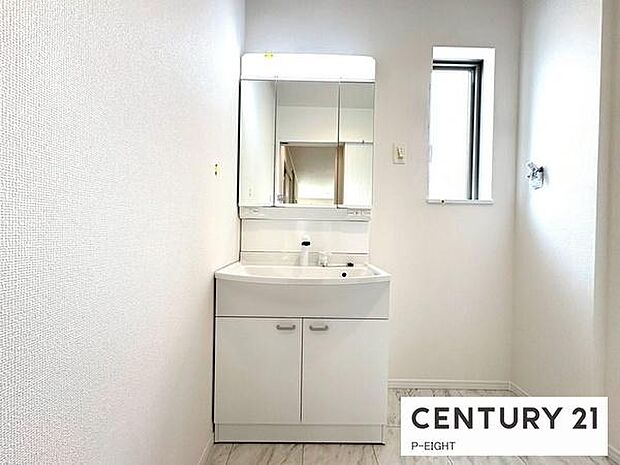 明るい洗面台で身支度ができます！洗濯機を置くスペースもあります！