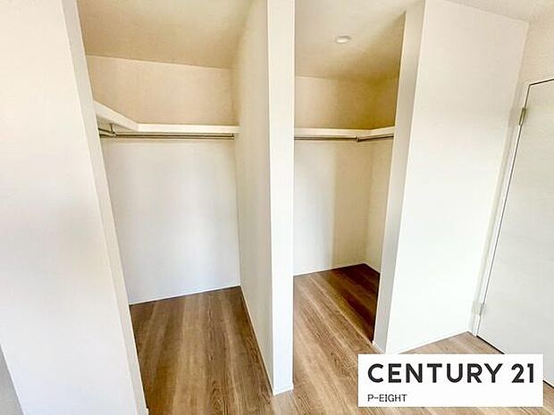 棚とパイプ付きで収納に便利です!