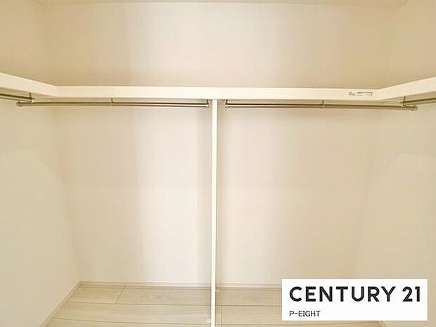 ウォークインクローゼットでたくさん収納できます!