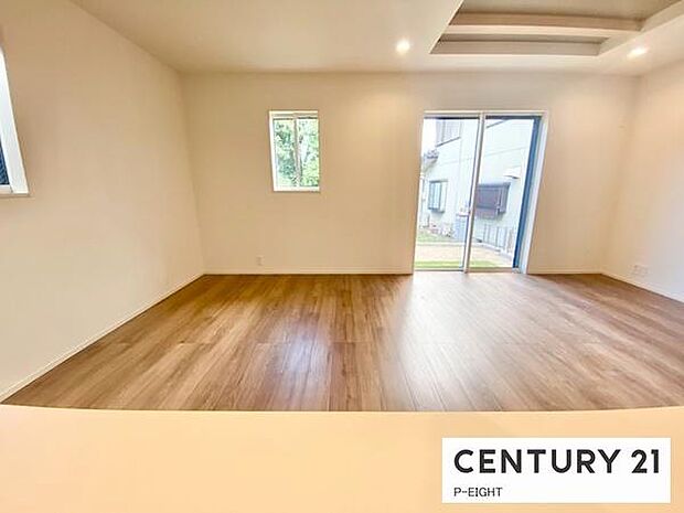 大きな窓から日光が差し込む明るいリビングです!