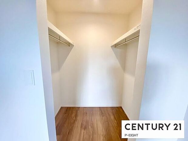 ウォークインクローゼットでたくさん収納できます!