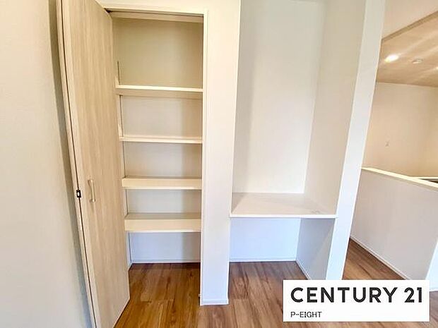 棚付きの便利な収納スペースあり!カウンターもついてます!