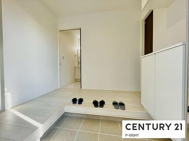 白を基調とした明るい玄関です!