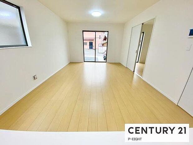 大きな窓のある明るいリビングです！