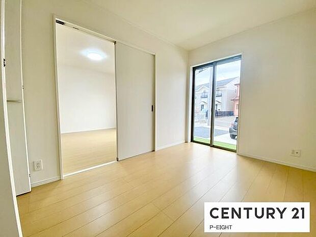 リビング横の明るい洋室です!