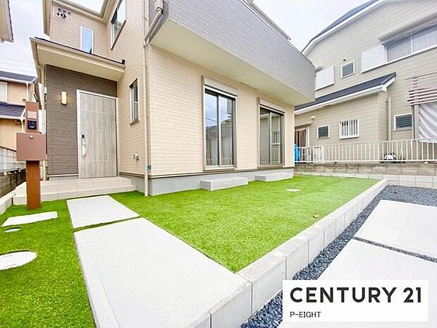 庭が人工芝なので、お子様が遊ぶ時も安心ですね!