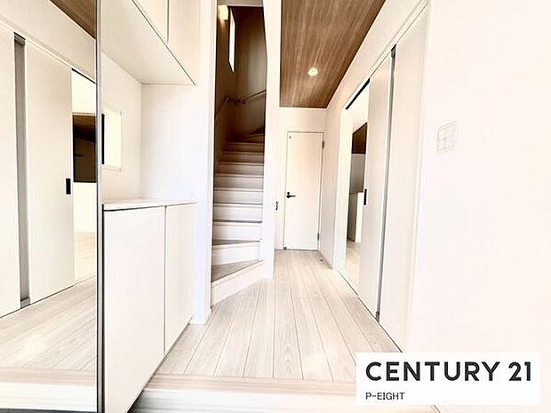 鏡付きシューズボックス付きの明るい玄関です！