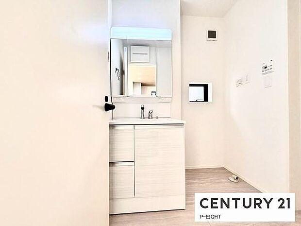 明るい洗面台で身支度ができます！洗濯機を置くスペースもあります！