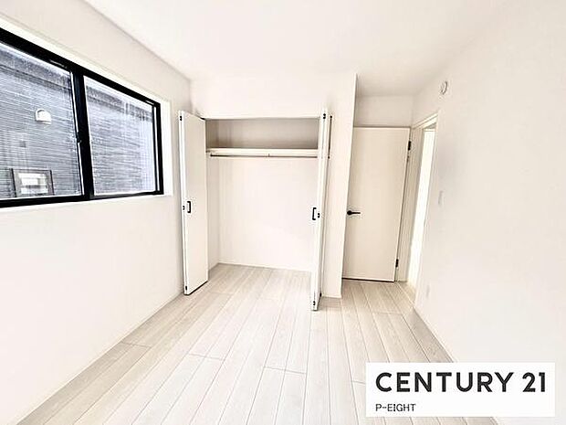 棚とパイプ付きのクローゼットで収納に便利です！