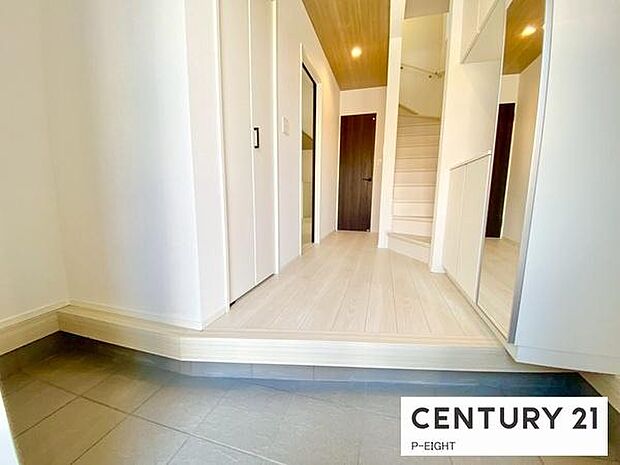 白を基調とした明るい玄関です!