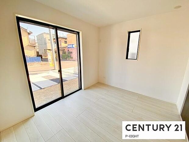 リビング横にある広々とした洋室です!