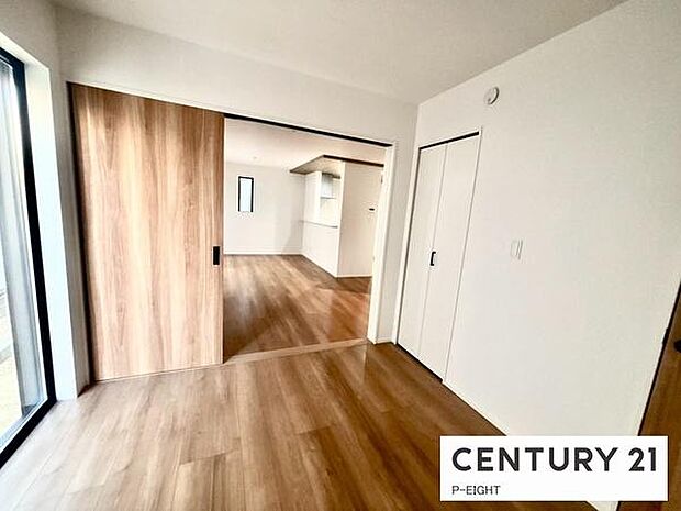 リビング横に便利な洋室!