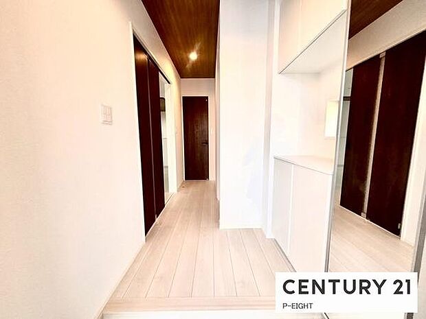 鏡付きシューズボックス付きの明るい玄関です！