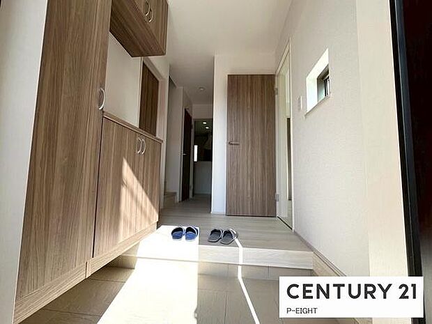 白を基調とした明るい玄関です！