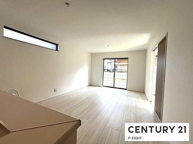 大きな窓のある明るいリビングです！