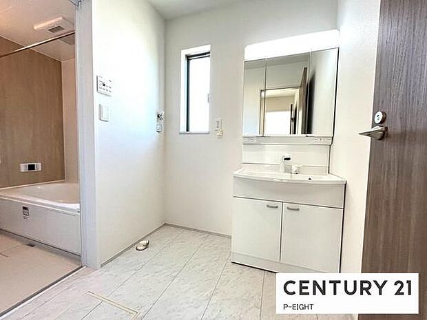 明るい洗面台で身支度ができます！洗濯機を置くスペースもあります！