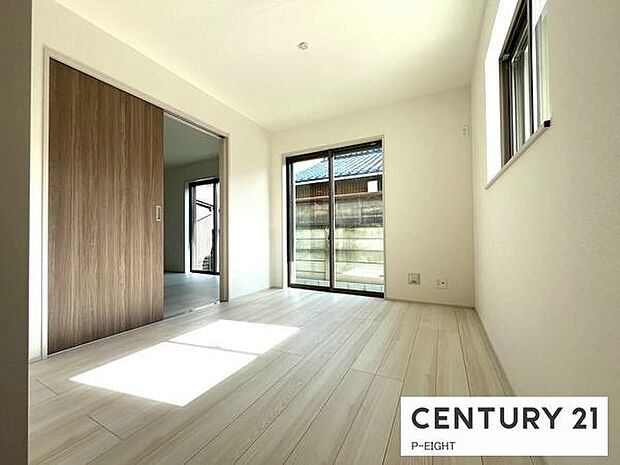 リビング横に便利な洋室！