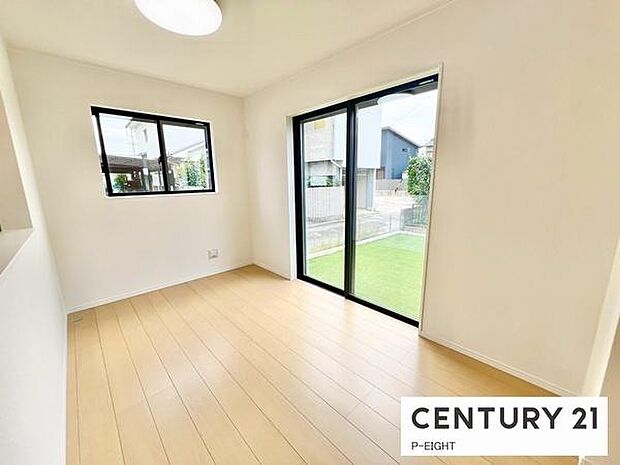 大きな窓から日光が差し込むリビングです！