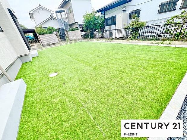 庭が人工芝なので、お子様が遊ぶ時も安心ですね！