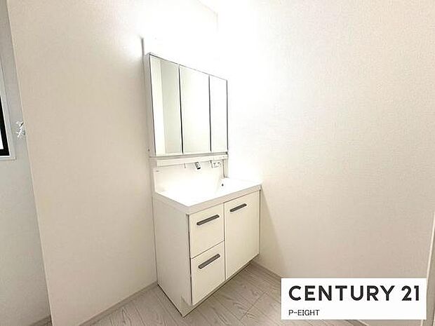 明るい洗面台で身支度ができます！洗濯機を置くスペースもあります！