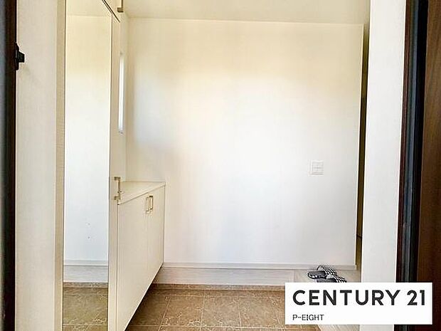 鏡付きシューズボックス付きの明るい玄関です!