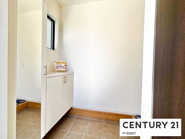 玄関先に収納が多く、家族の靴もきれいにまとまります。