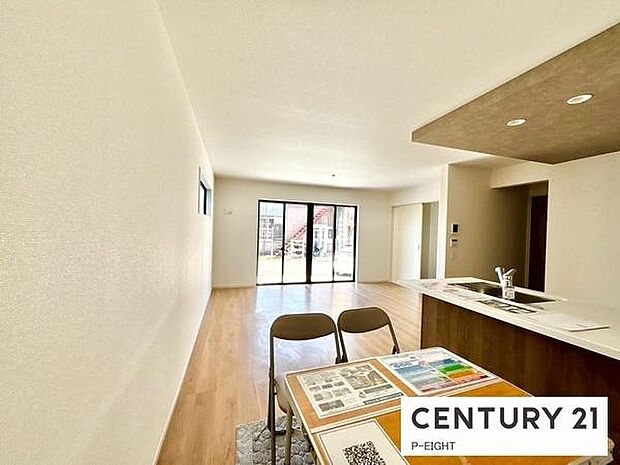 大きな窓から日光が差し込む明るいリビングです!