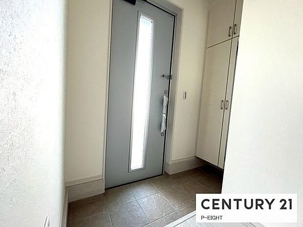 白を基調とした明るい玄関です！