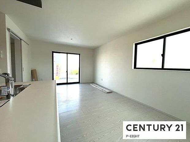 大きな窓のある広々とした明るいリビングです！