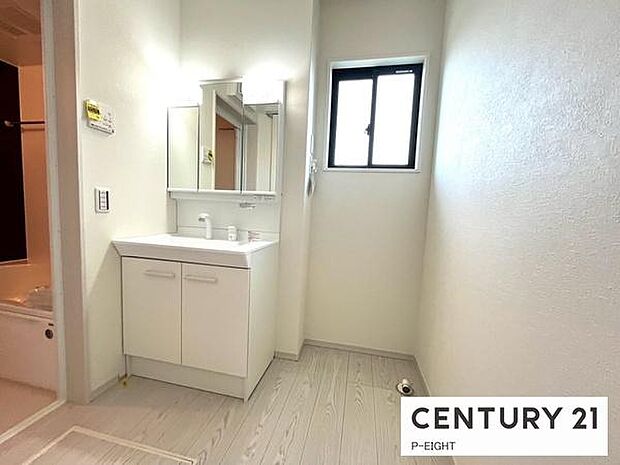 明るい洗面台で身支度ができます！洗濯機を置くスペースもあります！