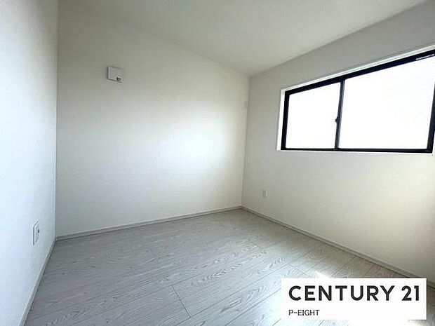 白を基調とした明るい部屋です！