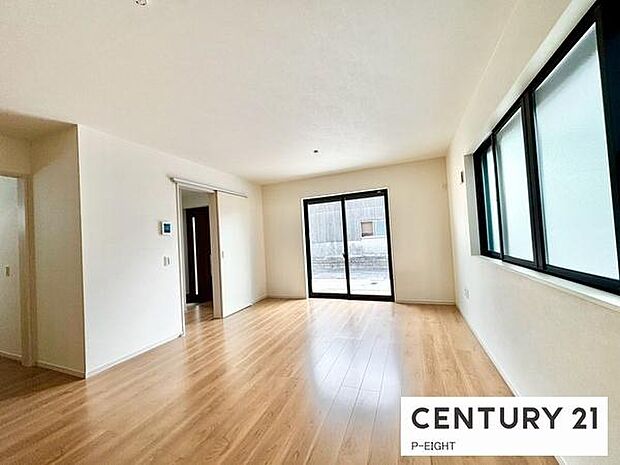 大きな窓のある明るいリビングです！