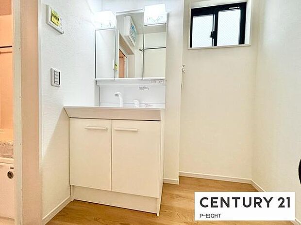 明るい洗面台で身支度ができます！洗濯機を置くスペースもあります！