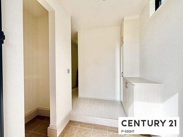 白を基調とした明るい玄関です！ベビーカーやゴルフクラブなども置ける便利な収納スペースがあります！