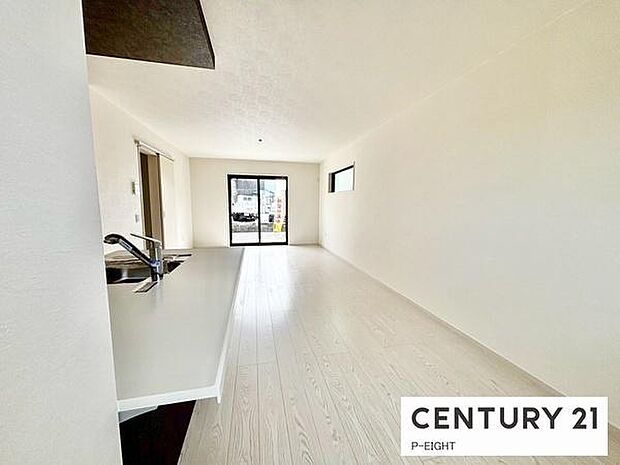 大きな窓のある明るいリビングです！