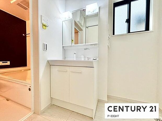 明るい洗面台で身支度ができます！洗濯機を置くスペースもあります！