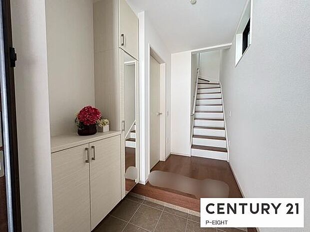 白を基調とした明るい玄関です!