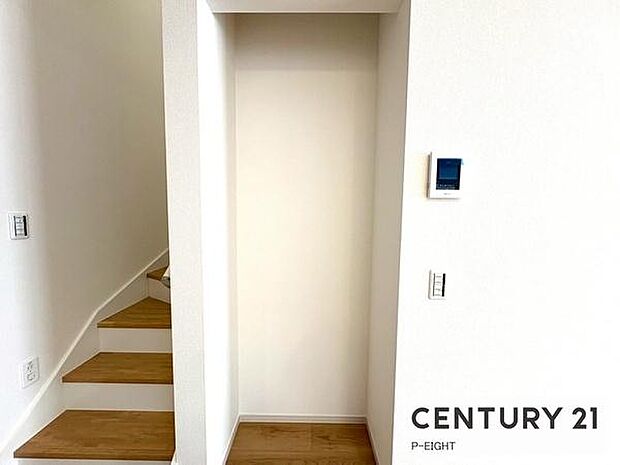 廊下に収納スペースがあります!