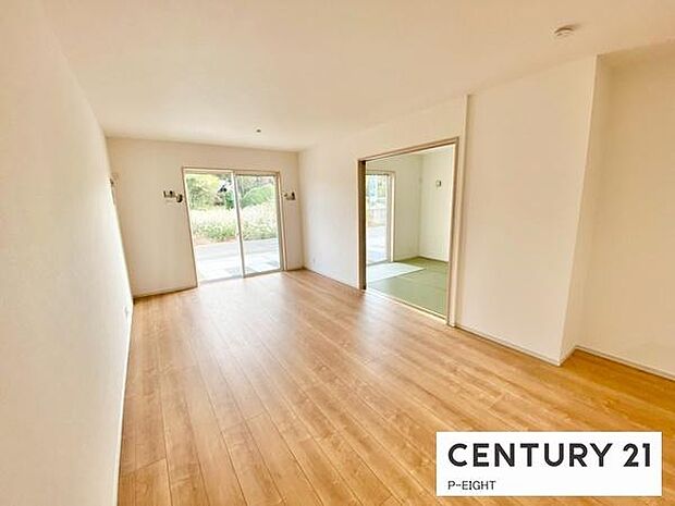 大きな窓のある明るいリビングです!