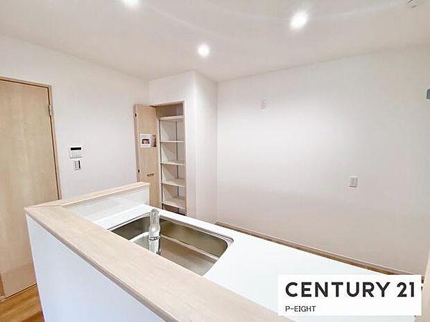 キッチンに食器などをしまえる棚もついてます!