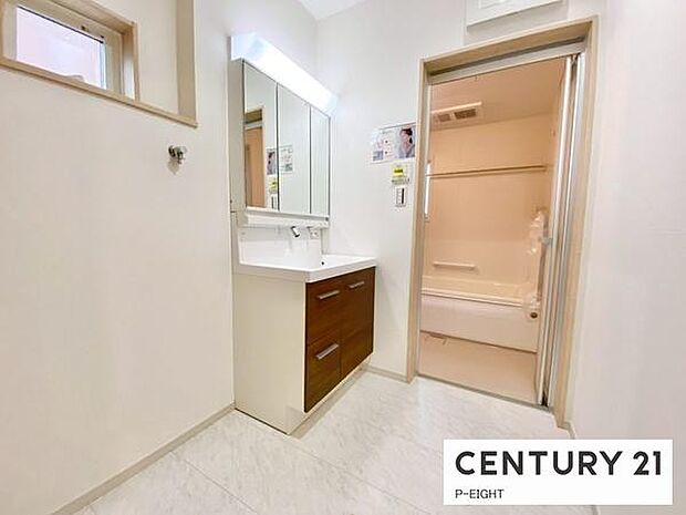 明るい洗面台で身支度ができます！洗濯機を置くスペースもあります！