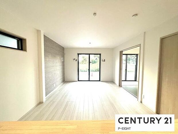 大きな窓から日光が差し込む明るいリビングです!