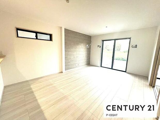 大きな窓のある広々とした明るいリビングです!