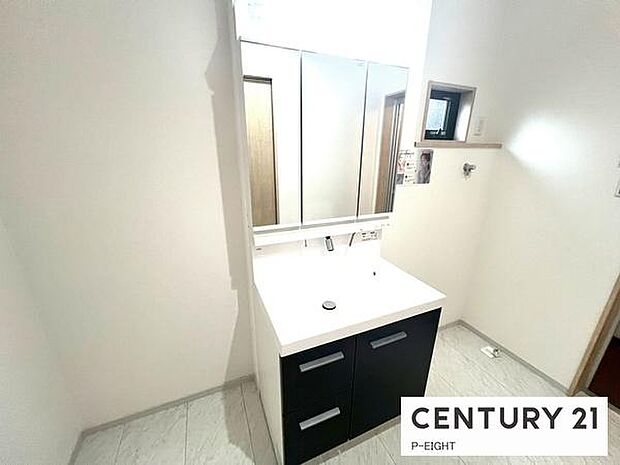 明るい洗面台で身支度ができます!洗濯機を置くスペースもあります!