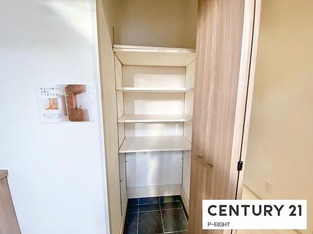 玄関先に収納が多く、家族の靴もきれいにまとまります。